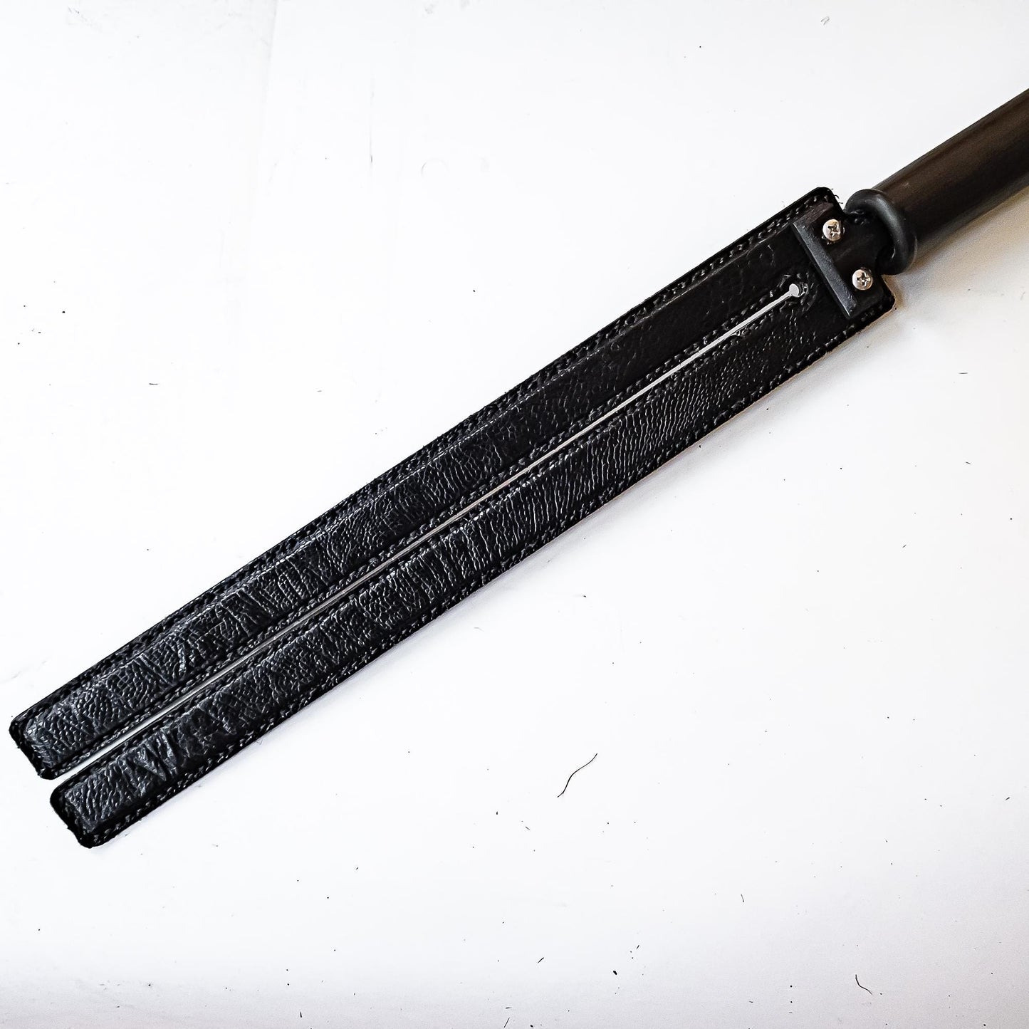 Tawse/Strauss/Schwarz. 51cm/20", zweizüngiges Paddle aus geschichtetem Leder mit Carbon-Einlage