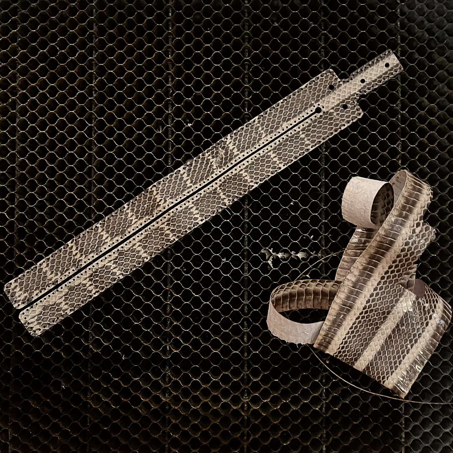 Tawse/Snake. 51cm/20", zweizüngiges Paddle aus geschichtetem Leder