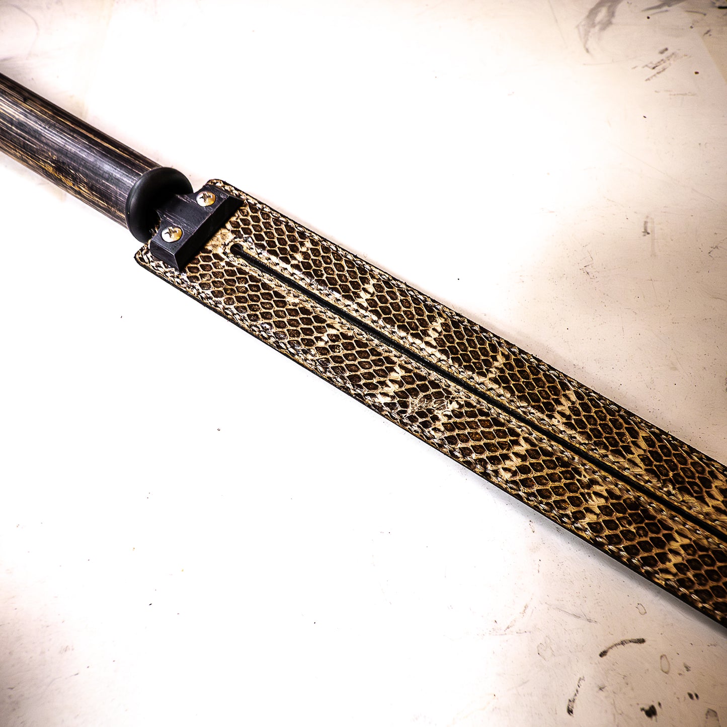 Tawse/Snake. 51cm/20", zweizüngiges Paddle aus geschichtetem Leder