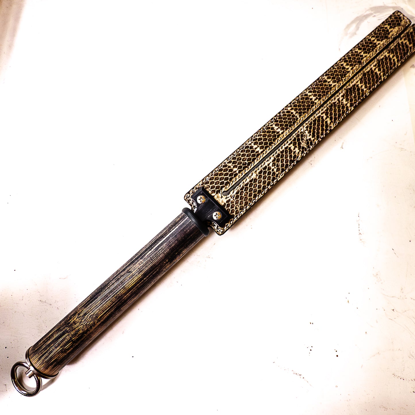 Tawse/Snake. 51cm/20", zweizüngiges Paddle aus geschichtetem Leder