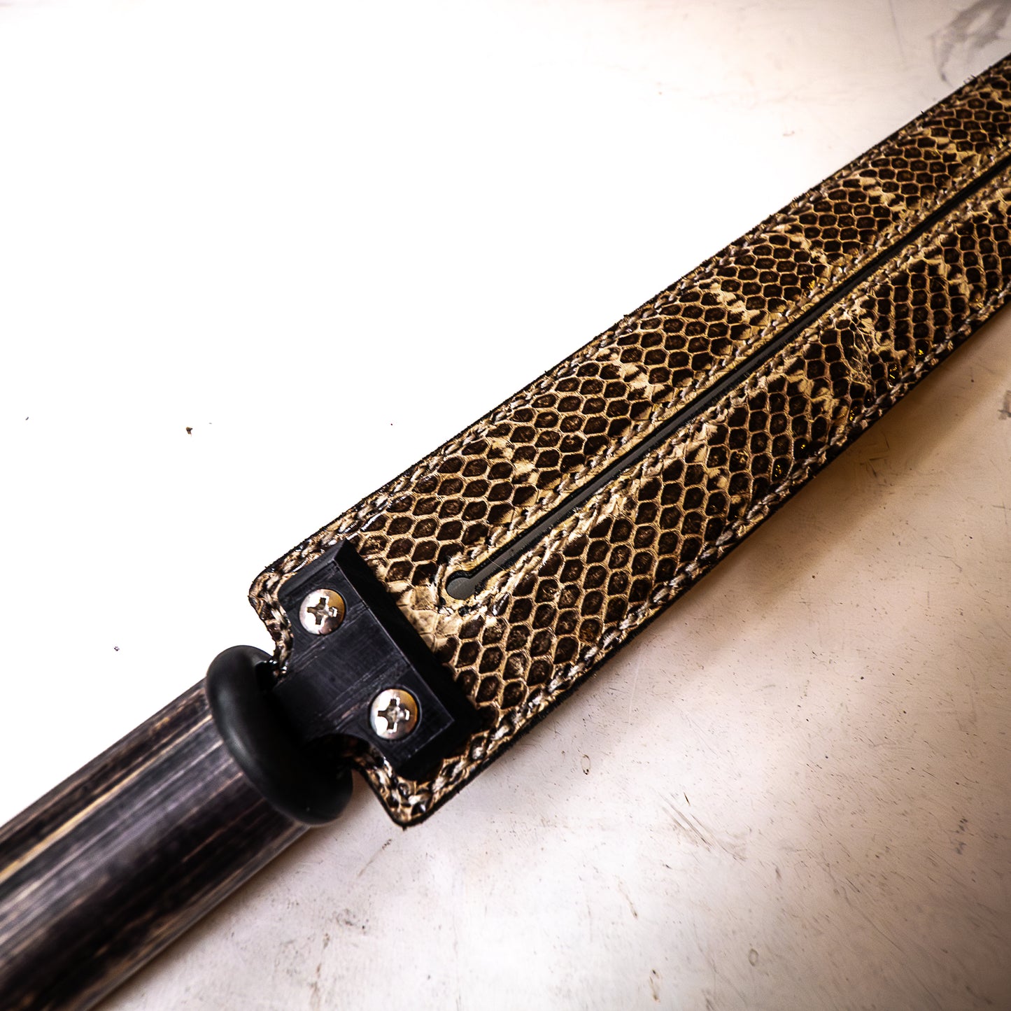 Tawse/Snake. 51cm/20", zweizüngiges Paddle aus geschichtetem Leder