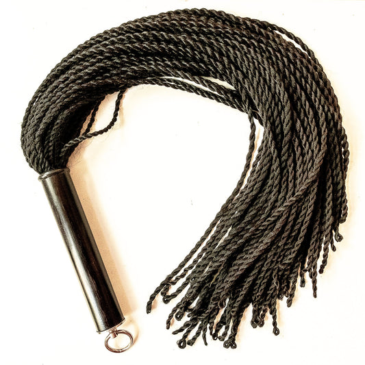 Malaika/Schwarz. 76cm/30" Flogger mit 60 Zöpfen aus künstlichem Haar