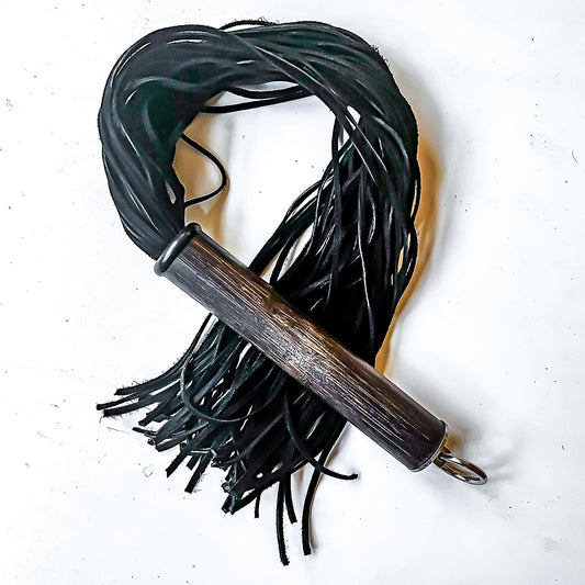 Linguine/Nero. 61cm/24" Veloursleder-Flogger