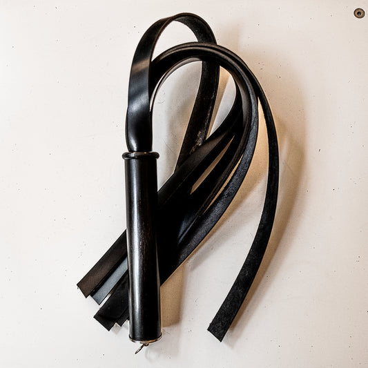 Pappardelle / Shiny, Shiny. 61cm/24" Flogger aus Glanz-Stiefelleder