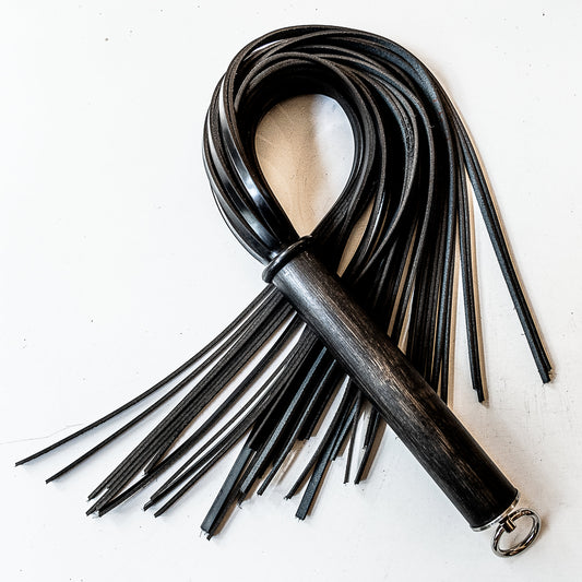 Tagliatelle / Shiny, Shiny. 61cm/24" Flogger aus Glanz-Stiefelleder