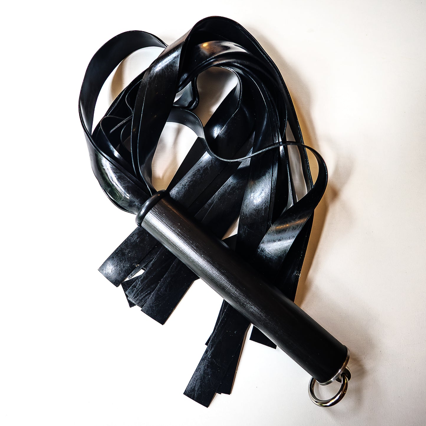 The Gimp. 61cm/24" Latex-Flogger mit breiten Strängen