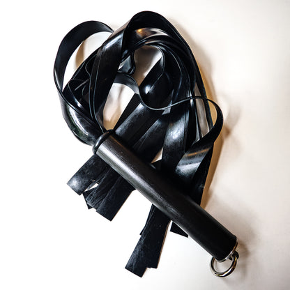 The Gimp. 61cm/24" Latex-Flogger mit breiten Strängen