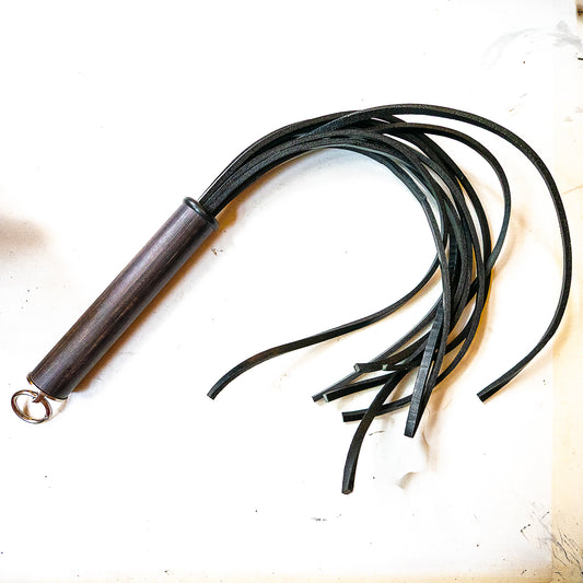 Just Leather / Black. 61cm/24" Flogger aus kräftigen Lederstreifen