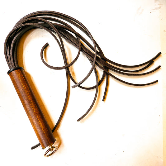Just Leather / Brown. 61cm/24" Flogger aus kräftigen Lederstreifen
