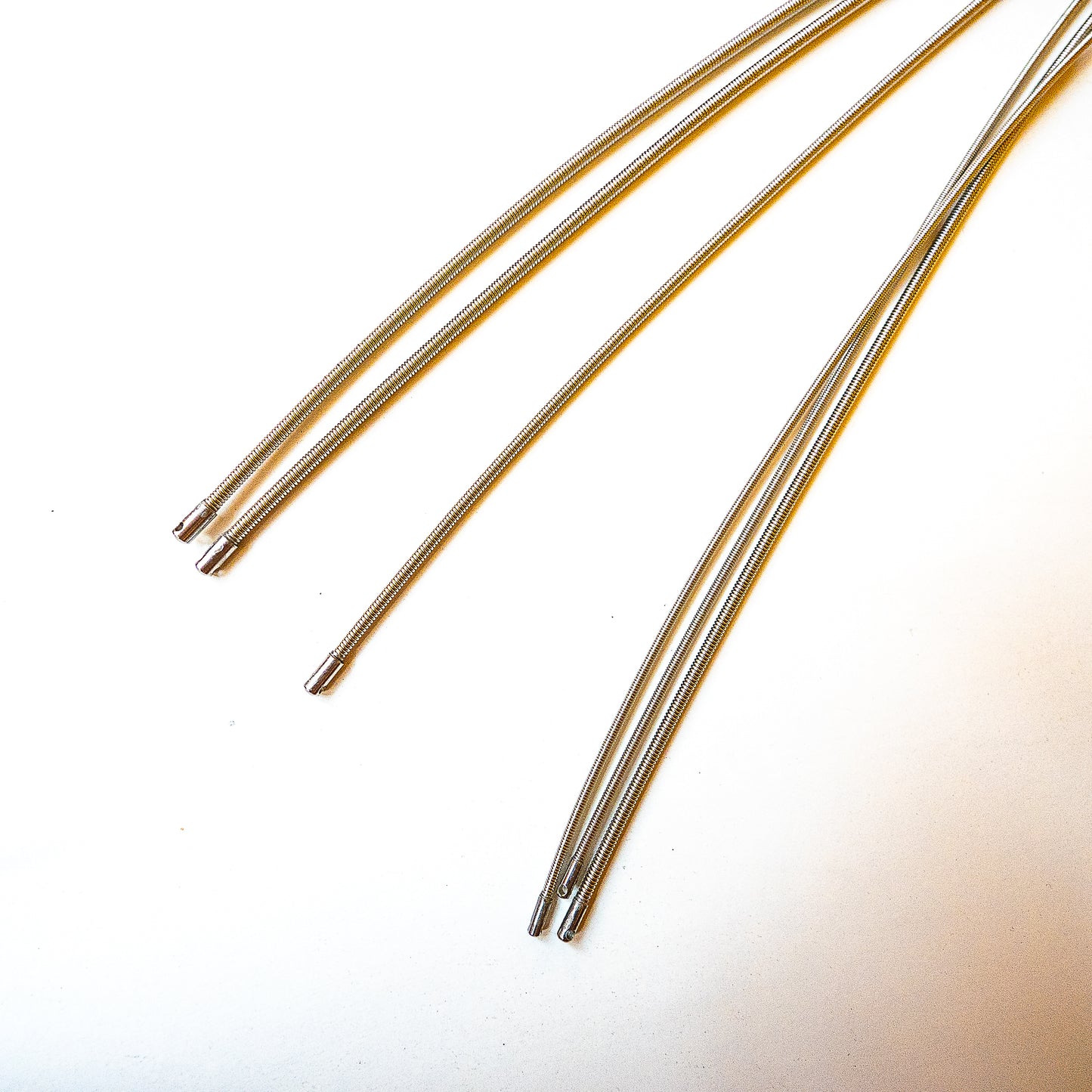 E-A-D-G. 61cm/24" Peitsche aus echten Bass-Saiten