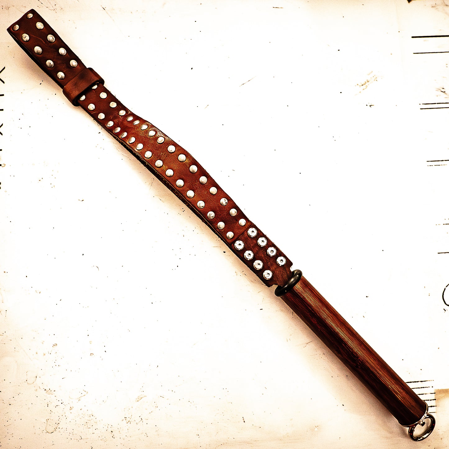 Papas Gürtel (#2). Schlaufenpeitsche aus einem alten Nietengürtel 56cm/22"