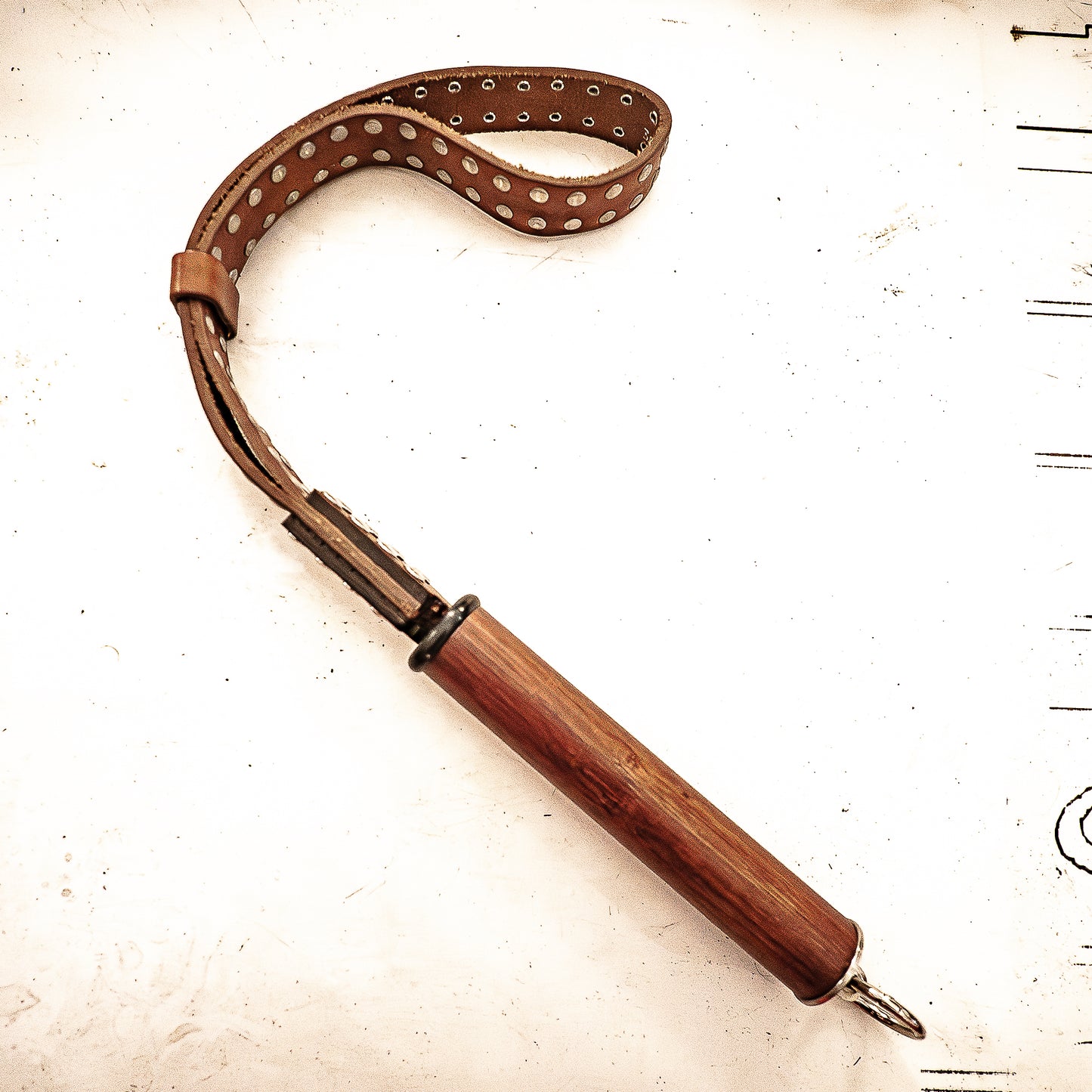 Papas Gürtel (#2). Schlaufenpeitsche aus einem alten Nietengürtel 56cm/22"