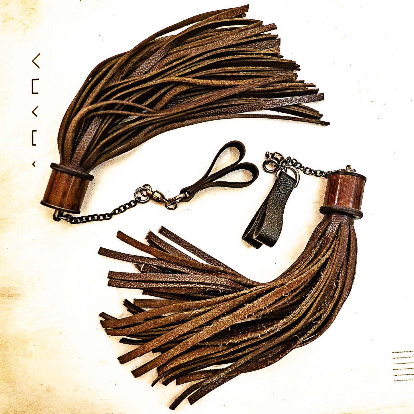 Poi/Schoko. Fingerflogger (Paar, je 30cm Leder +  23cm Griff, Fingerschlaufen und Kette)