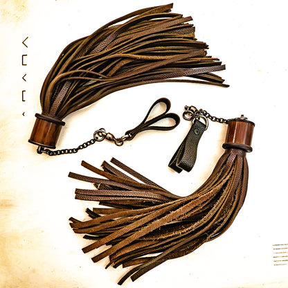 Poi/Schoko. Fingerflogger (Paar, je 30cm Leder +  23cm Griff, Fingerschlaufen und Kette)