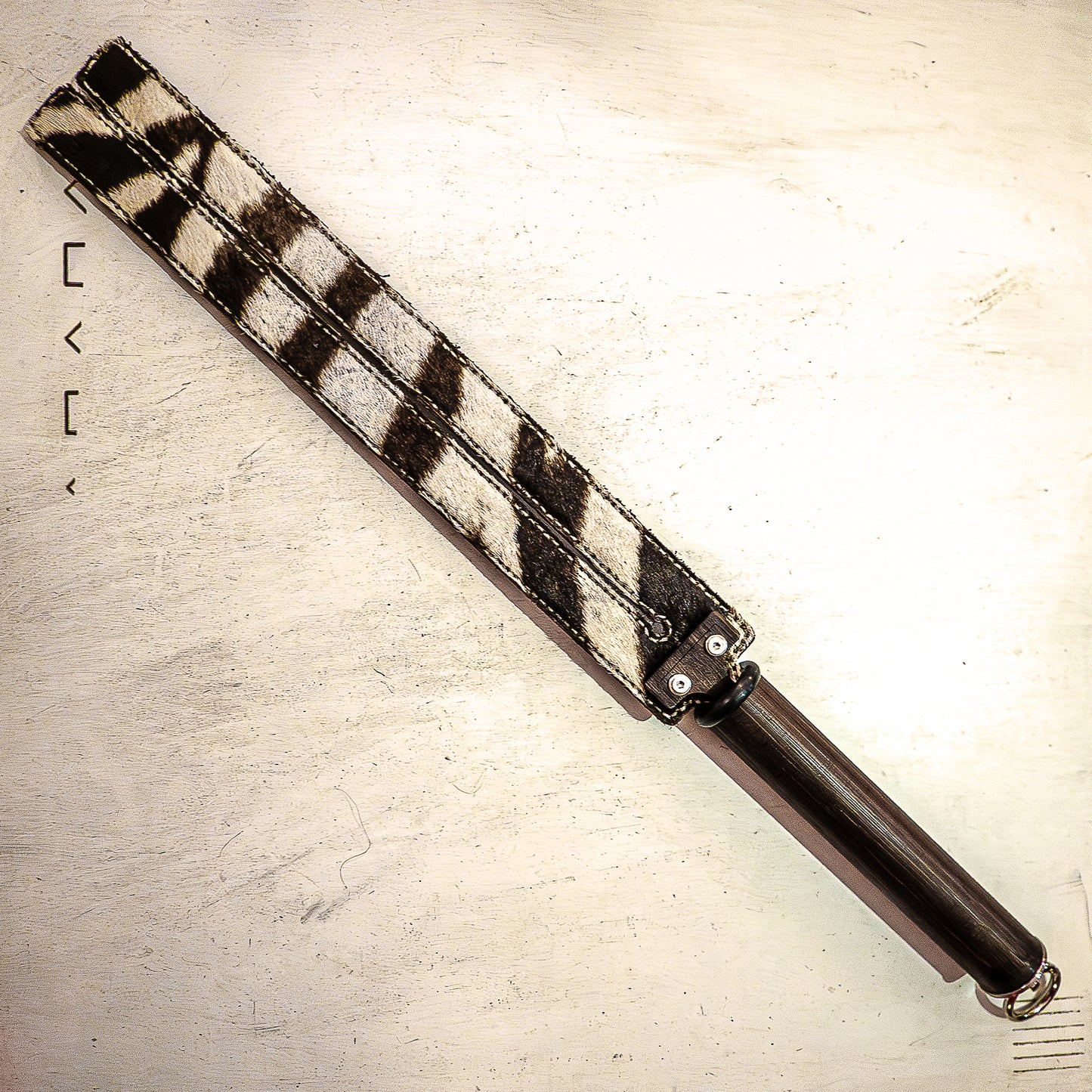 Tawse/Zebra #6, mit echtem Zebrafell, 51cm/20" zweizümgiges Paddle