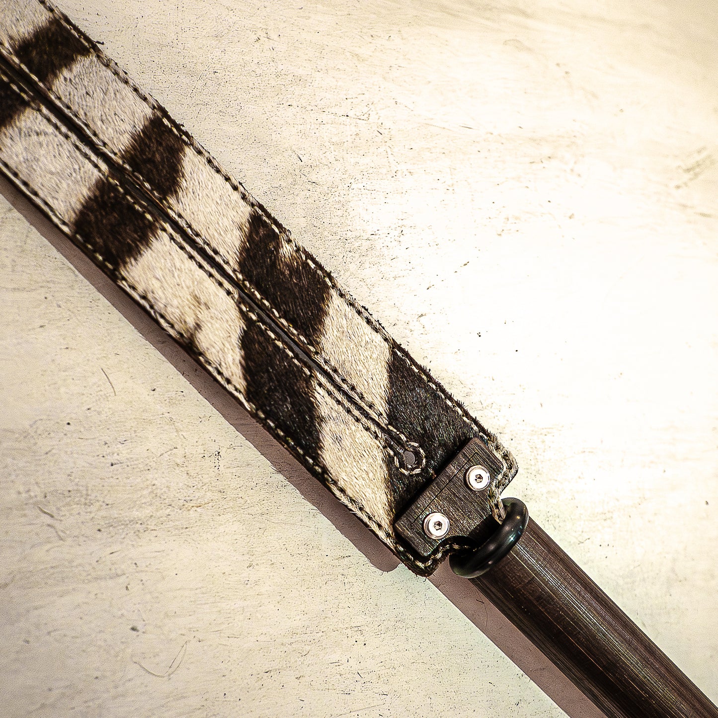 Tawse/Zebra #6, mit echtem Zebrafell, 51cm/20" zweizümgiges Paddle