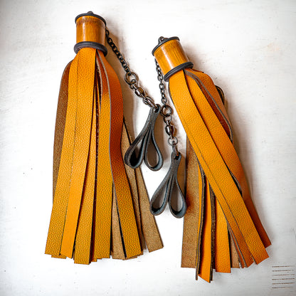 Poi/Breit/Orange. Fingerflogger (Paar, je 30cm Leder +  23cm Griffe, Fingerschlaufen und Kette)