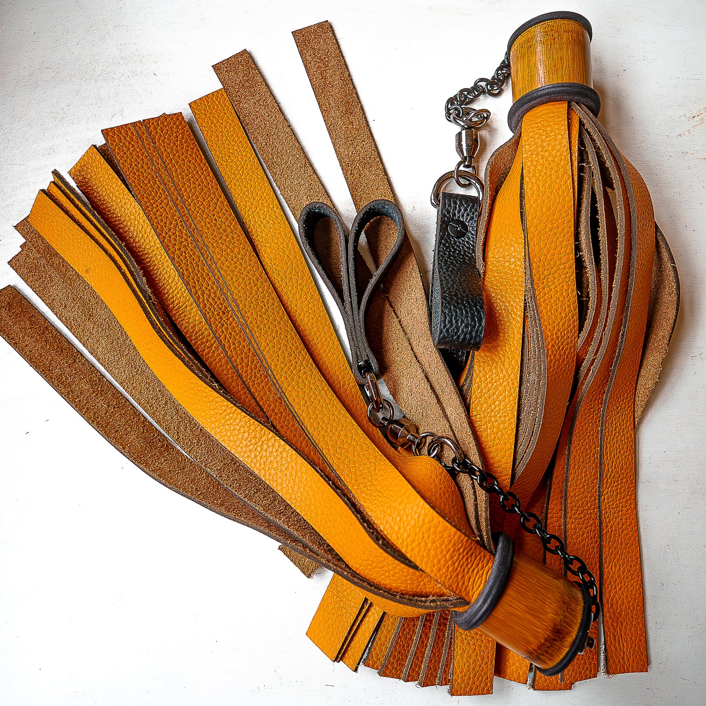 Poi/Breit/Orange. Fingerflogger (Paar, je 30cm Leder +  23cm Griffe, Fingerschlaufen und Kette)