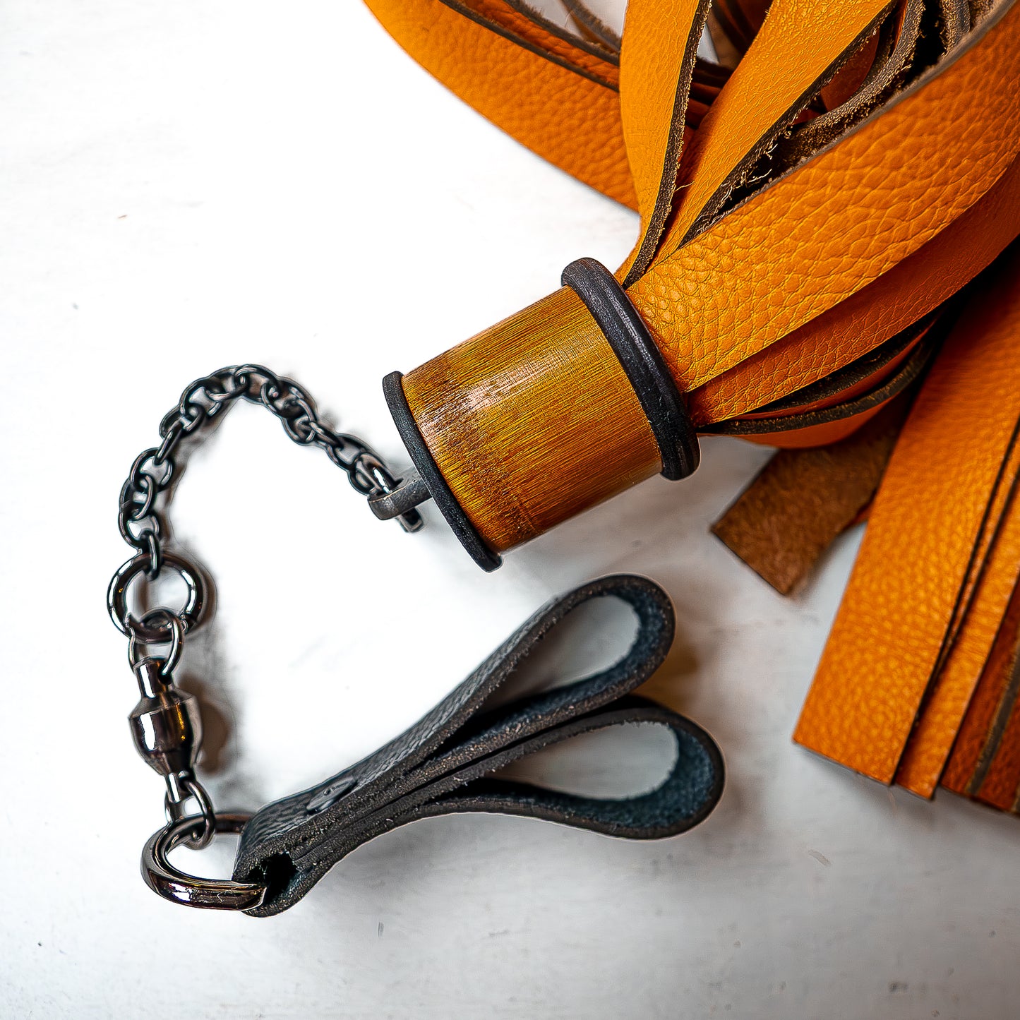 Poi/Breit/Orange. Fingerflogger (Paar, je 30cm Leder +  23cm Griffe, Fingerschlaufen und Kette)