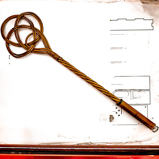 Häusliche Gewalt / Mahagoni. 76cm/30" Teppichklopfer mit Bambusgriff.