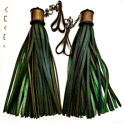 Poi/Tannengrün Fingerflogger (Paar, je 33cm Leder +  25cm Fingerschlaufen und Kette)
