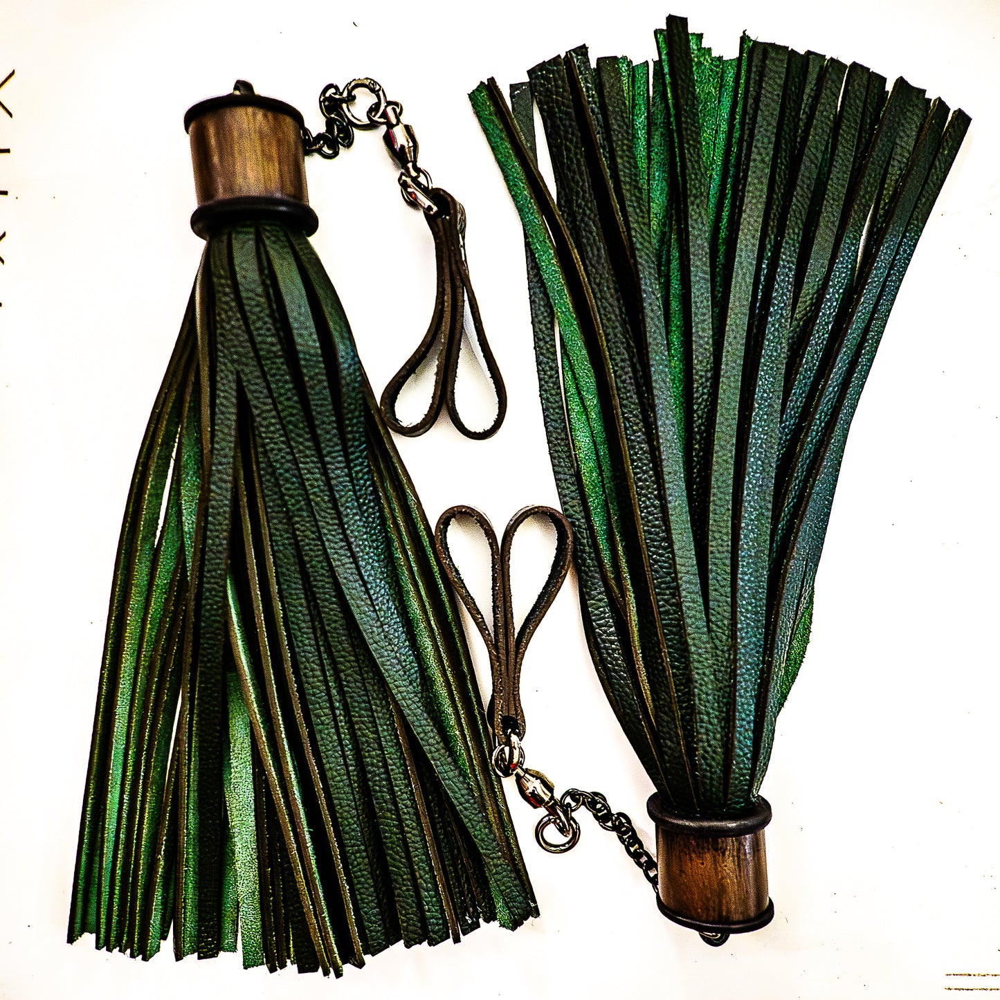 Poi/Tannengrün Fingerflogger (Paar, je 33cm Leder +  25cm Fingerschlaufen und Kette)