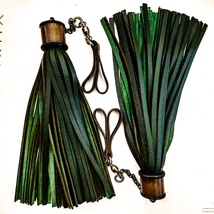 Poi/Tannengrün Fingerflogger (Paar, je 33cm Leder +  25cm Fingerschlaufen und Kette)