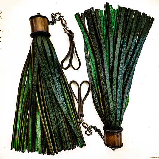 Poi/Tannengrün Fingerflogger (Paar, je 33cm Leder +  25cm Fingerschlaufen und Kette)