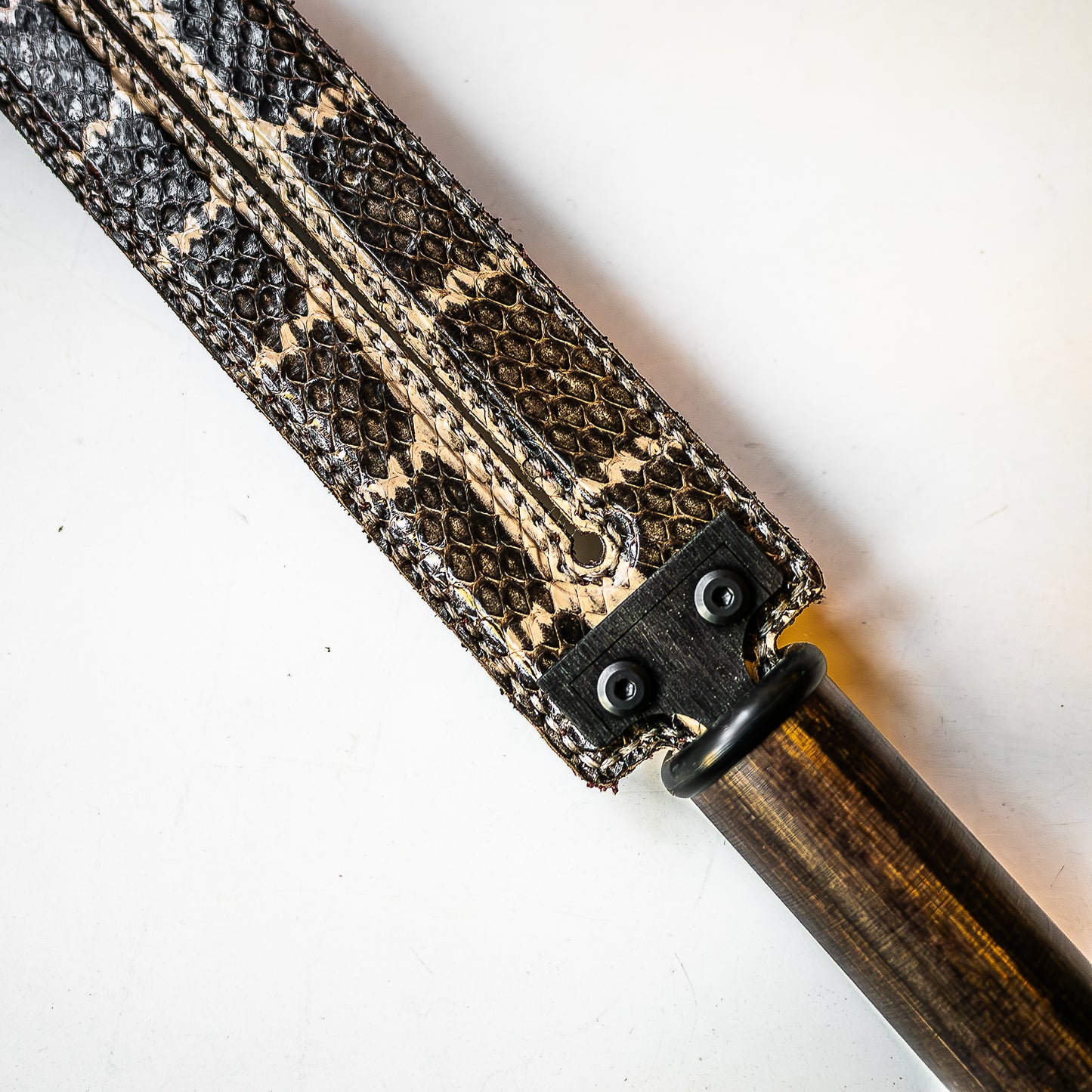Tawse/Snake. 51cm/20", zweizüngiges Paddle aus geschichtetem Leder