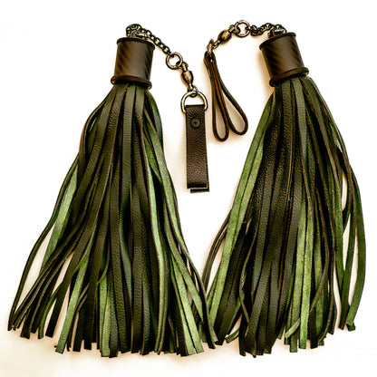 Poi/Tannengrün. Fingerflogger (Paar, je 30cm Leder +  23cm Fingerschlaufen und Kette)