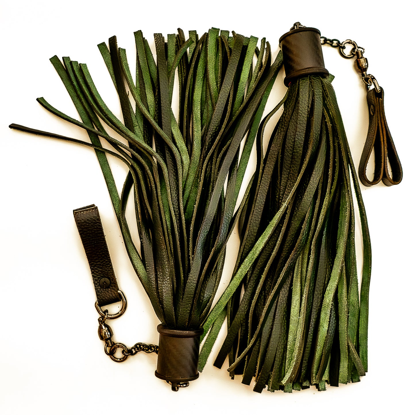 Poi/Tannengrün. Fingerflogger (Paar, je 30cm Leder +  23cm Fingerschlaufen und Kette)