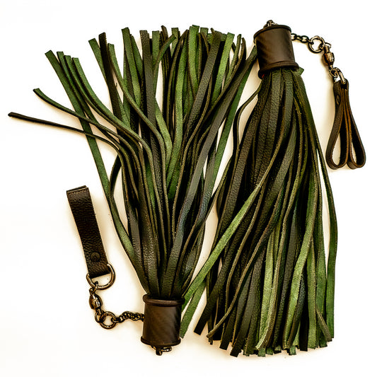 Poi/Tannengrün. Fingerflogger (Paar, je 30cm Leder +  23cm Fingerschlaufen und Kette)