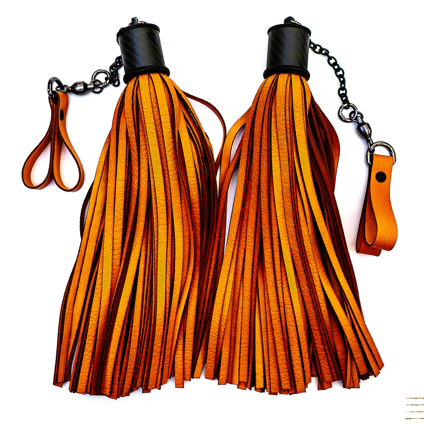 Poi/vegan/Orange. Fingerflogger (Paar, je 30cm Leder +  23cm Griffe, Fingerschlaufen und Kette)