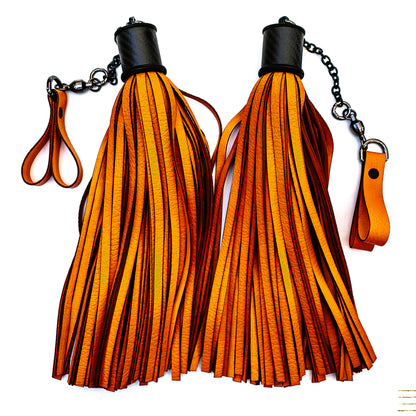 Poi/vegan/Orange. Fingerflogger (Paar, je 30cm Leder +  23cm Griffe, Fingerschlaufen und Kette)