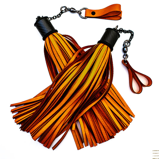 Poi/vegan/Orange. Fingerflogger (Paar, je 30cm Leder +  23cm Griffe, Fingerschlaufen und Kette)