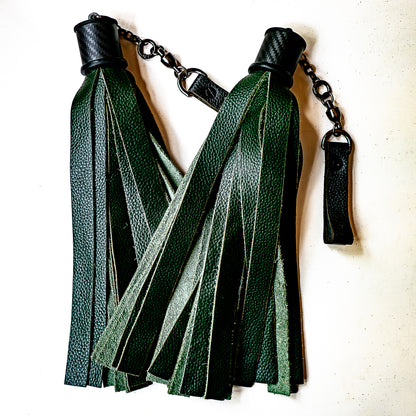 Poi/Breit/Tannengrün. Fingerflogger (Paar, je 30cm Leder +  23cm Griff, Fingerschlaufen und Kette)