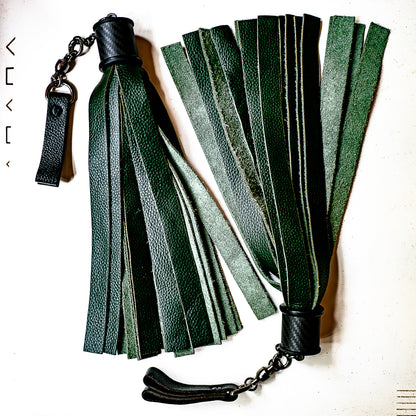 Poi/Breit/Tannengrün. Fingerflogger (Paar, je 30cm Leder +  23cm Griff, Fingerschlaufen und Kette)