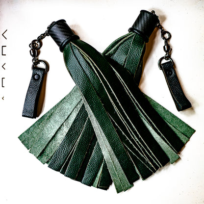 Poi/Breit/Tannengrün. Fingerflogger (Paar, je 30cm Leder +  23cm Griff, Fingerschlaufen und Kette)