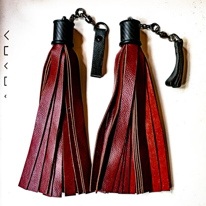 Poi/Breit/Blutrot. Fingerflogger (Paar, je 30cm Leder +  23cm Griff, Fingerschlaufen und Kette)