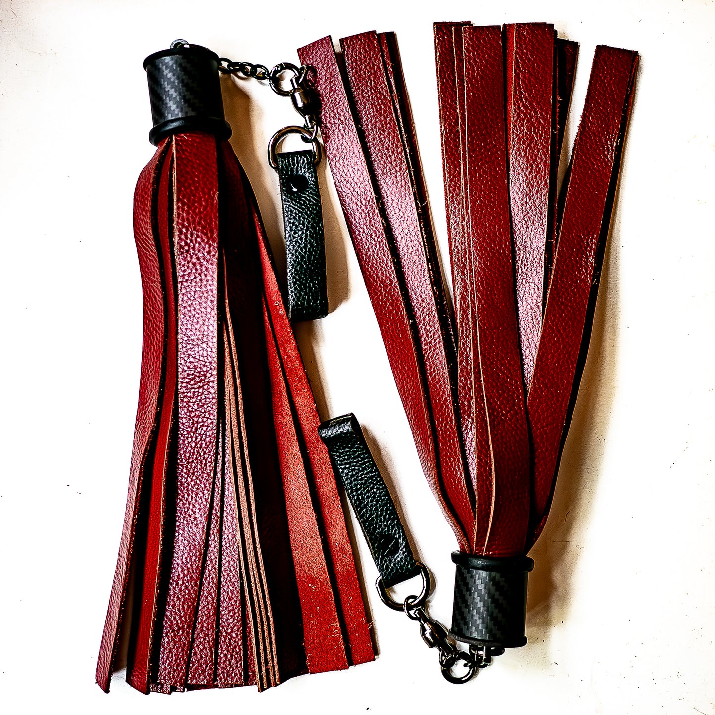 Poi/Breit/Blutrot. Fingerflogger (Paar, je 30cm Leder +  23cm Griff, Fingerschlaufen und Kette)