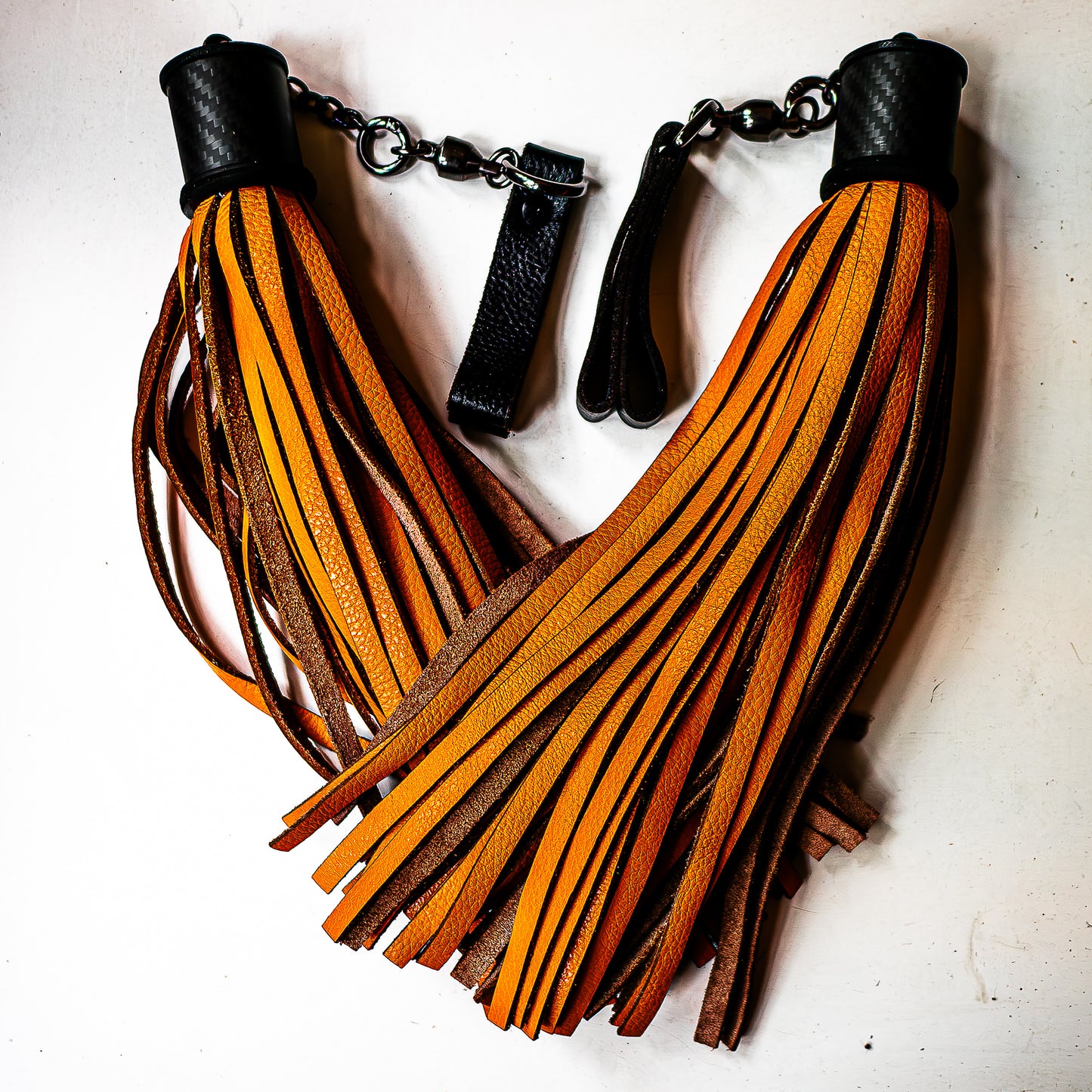Poi/Orange. Fingerflogger (Paar, je 30cm Leder +  20cm Griff, Fingerschlaufen und Kette)