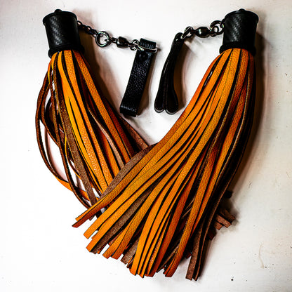 Poi/Orange. Fingerflogger (Paar, je 30cm Leder +  20cm Griff, Fingerschlaufen und Kette)