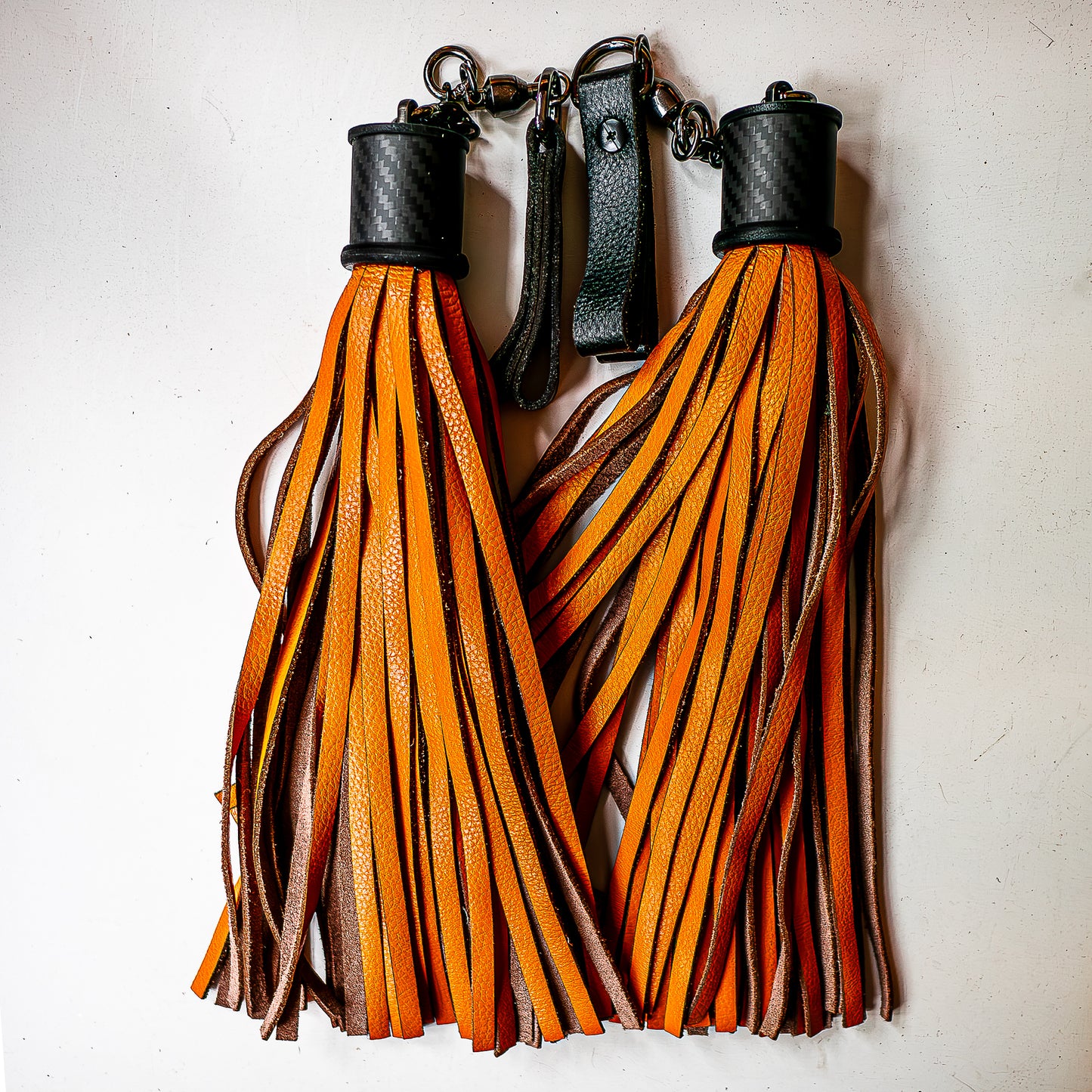 Poi/Orange. Fingerflogger (Paar, je 30cm Leder +  20cm Griff, Fingerschlaufen und Kette)