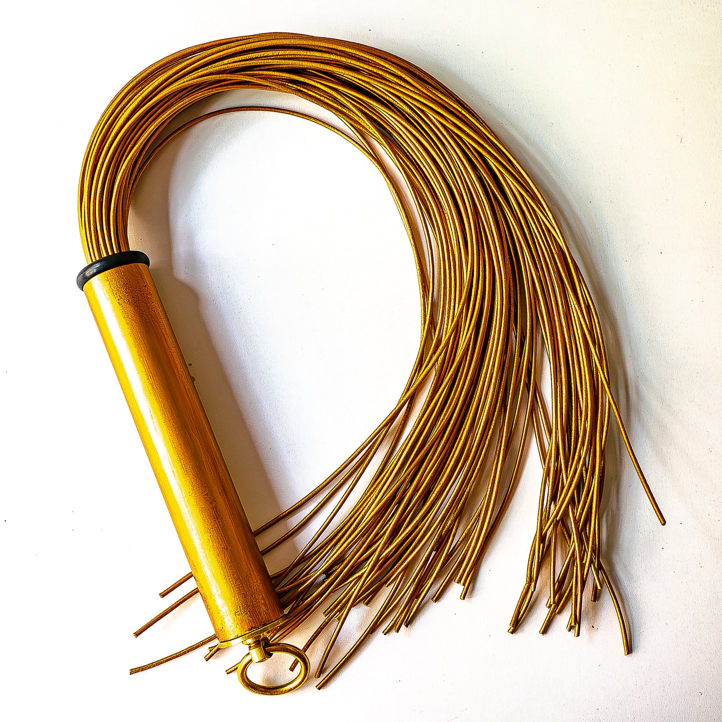 Spaghetti/Oro. 61cm/24" goldener Leder-Flogger