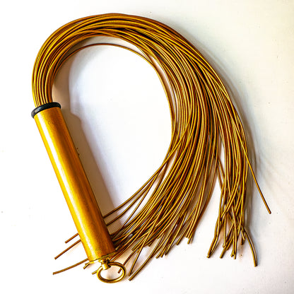 Spaghetti/Oro. 61cm/24" goldener Leder-Flogger