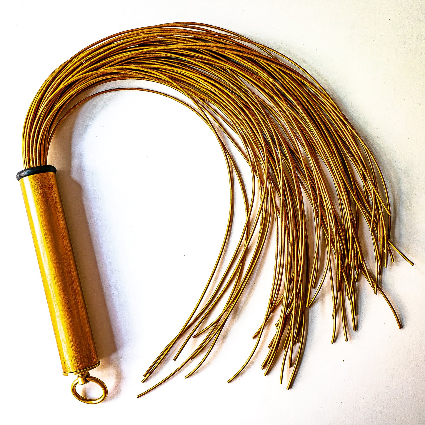 Spaghetti/Oro. 61cm/24" goldener Leder-Flogger
