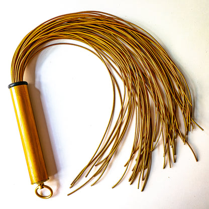 Spaghetti/Oro. 61cm/24" goldener Leder-Flogger