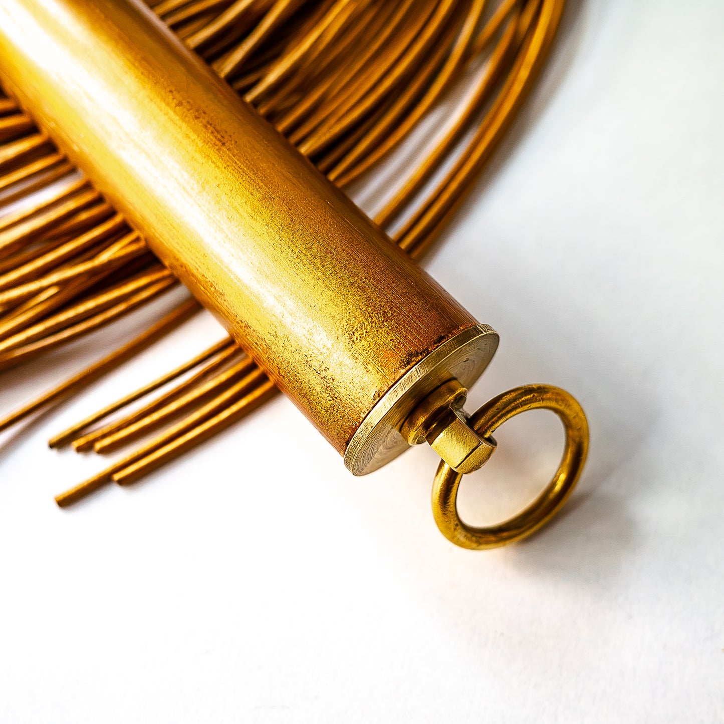 Spaghetti/Oro. 61cm/24" goldener Leder-Flogger