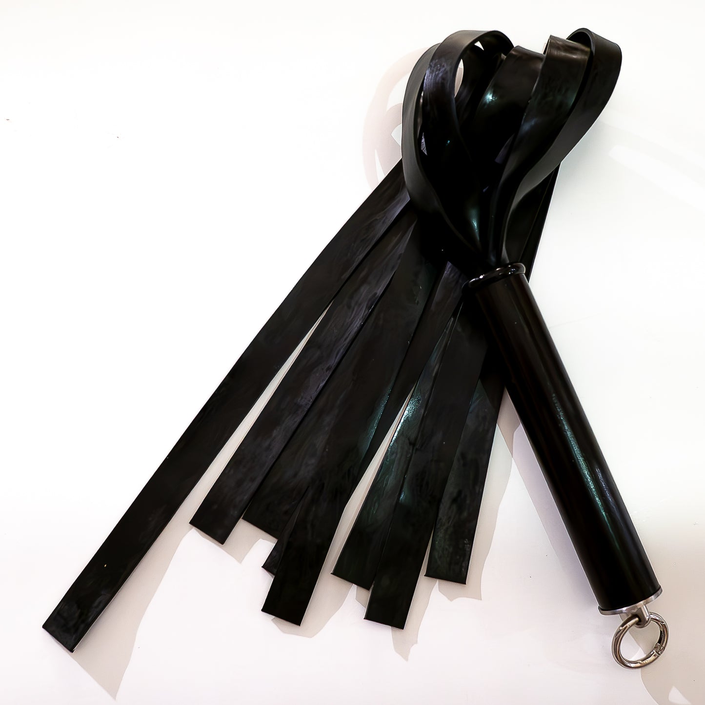 The Gimp/Zed. 61cm/24"schwerer Latex-Flogger mit breiten Strängen