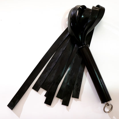 The Gimp/Zed. 61cm/24"schwerer Latex-Flogger mit breiten Strängen